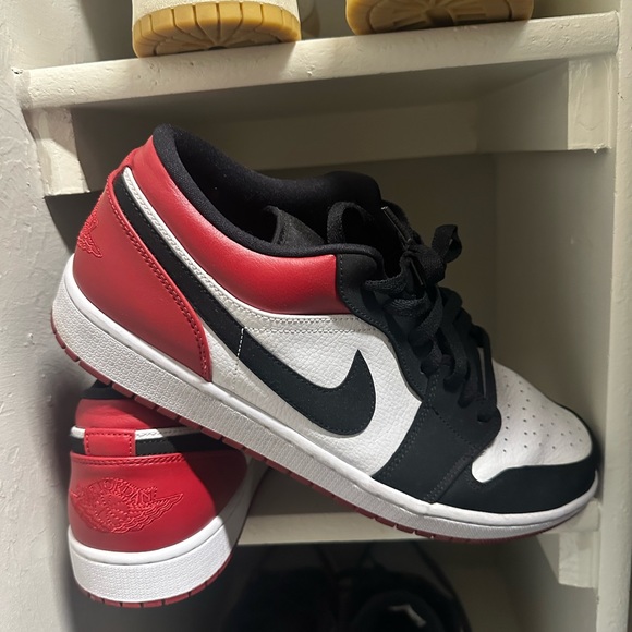 OU FOOTBALL TEAM ISSUED JORDAN 1 LOWS. - Picture 2 of 4